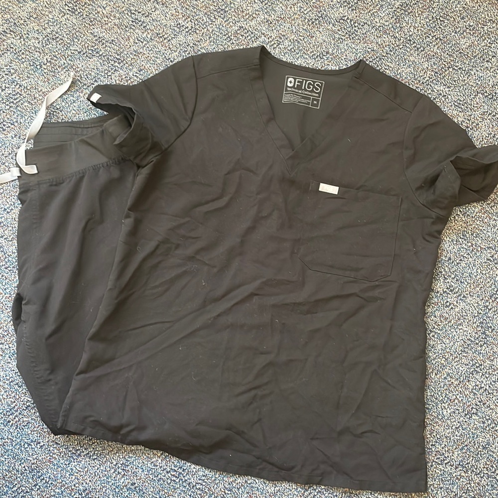 Figs Catarina scrub top and Livingston pants. Black